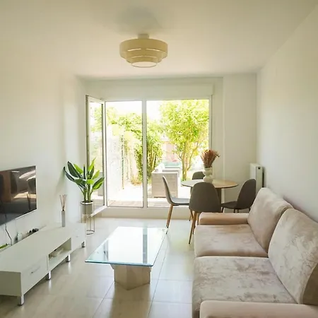Bajo Con Jardines Cerca De La Playa Apartment