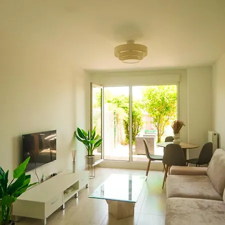 Bajo Con Jardines Cerca De La Playa *